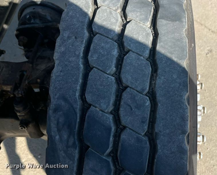 image for item ED2197 2005 International 7400 truck cab and chassis