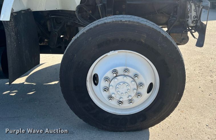 image for item ED2197 2005 International 7400 truck cab and chassis