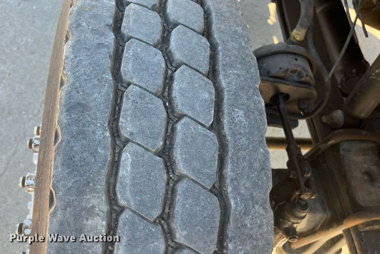 image for item ED2197 2005 International 7400 truck cab and chassis