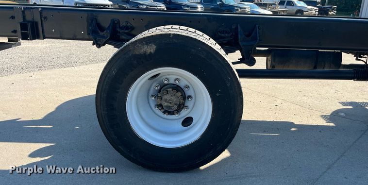 image for item ED2197 2005 International 7400 truck cab and chassis