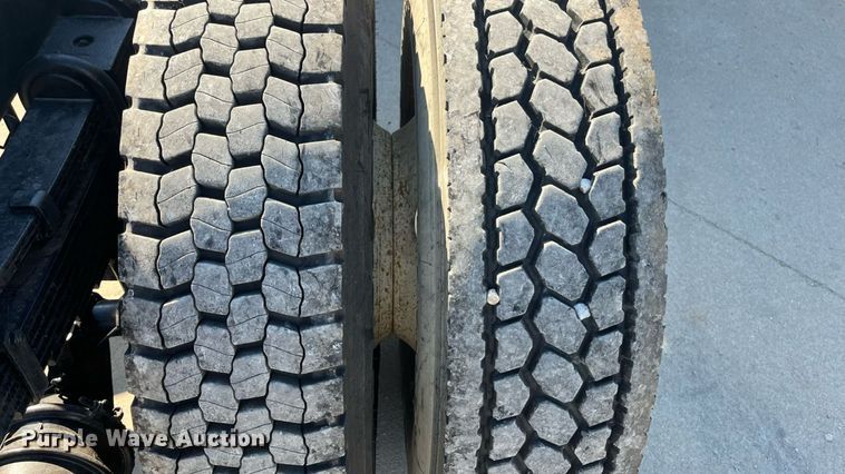 image for item ED2197 2005 International 7400 truck cab and chassis