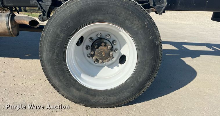 image for item ED2197 2005 International 7400 truck cab and chassis