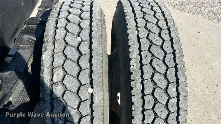 image for item ED2197 2005 International 7400 truck cab and chassis