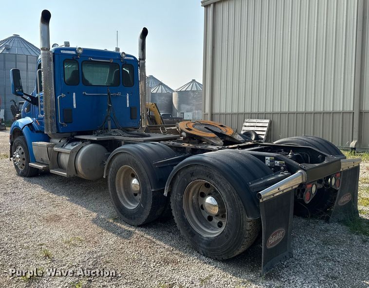 image for item ED4411 2013 Peterbilt 579 semi truck