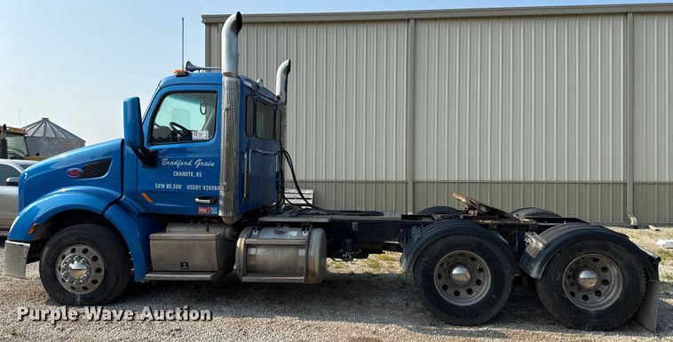 image for item ED4411 2013 Peterbilt 579 semi truck