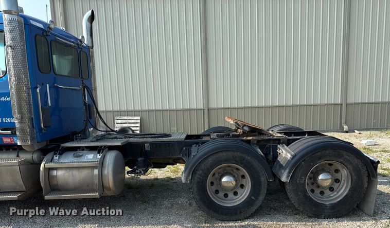 image for item ED4411 2013 Peterbilt 579 semi truck