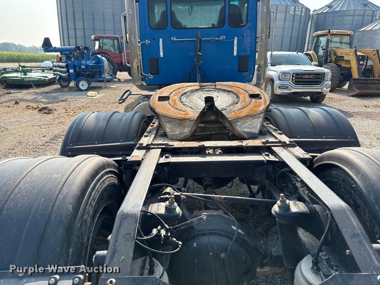 image for item ED4411 2013 Peterbilt 579 semi truck