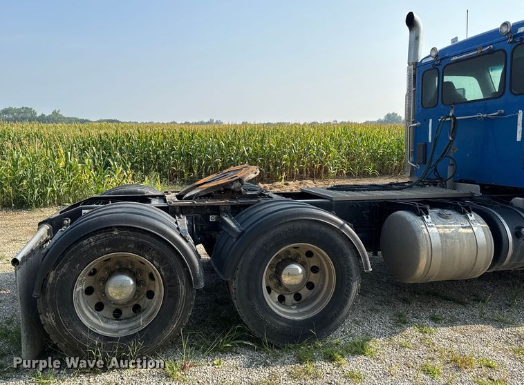 image for item ED4411 2013 Peterbilt 579 semi truck