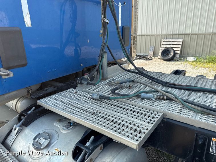 image for item ED4411 2013 Peterbilt 579 semi truck