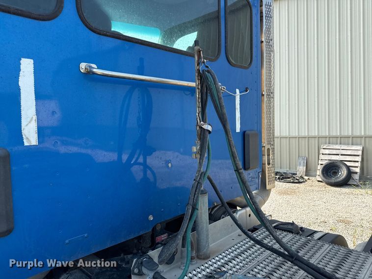 image for item ED4411 2013 Peterbilt 579 semi truck