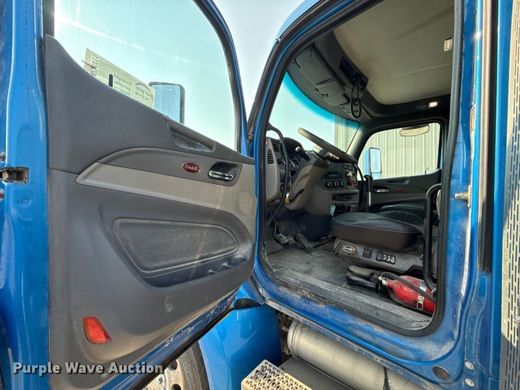 image for item ED4411 2013 Peterbilt 579 semi truck