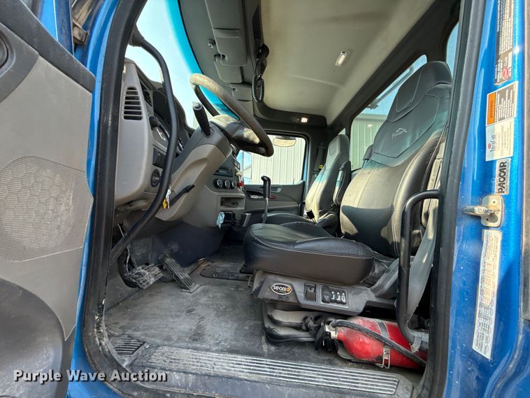 image for item ED4411 2013 Peterbilt 579 semi truck