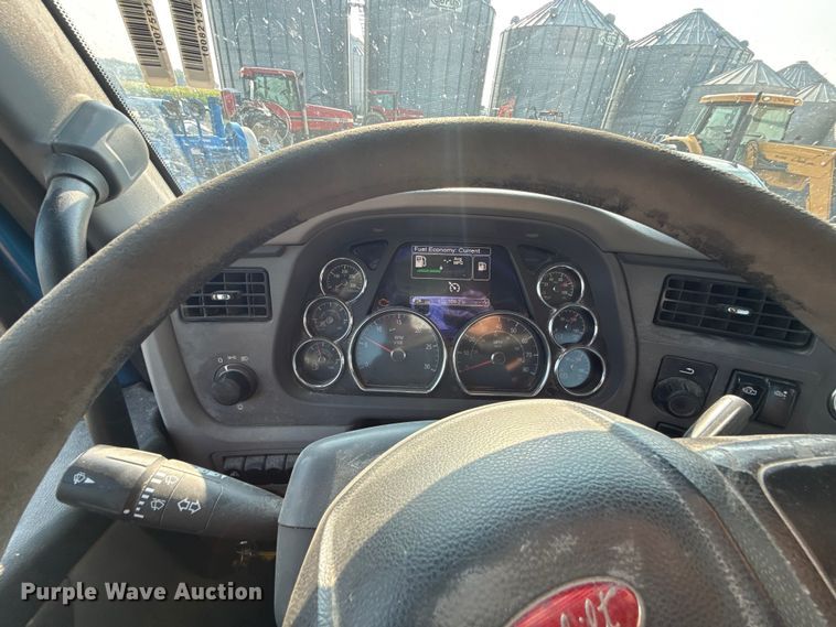 image for item ED4411 2013 Peterbilt 579 semi truck