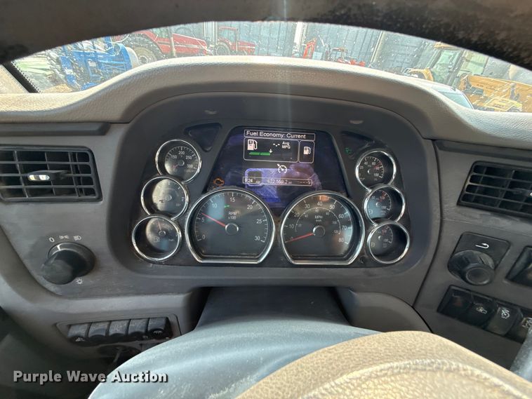 image for item ED4411 2013 Peterbilt 579 semi truck