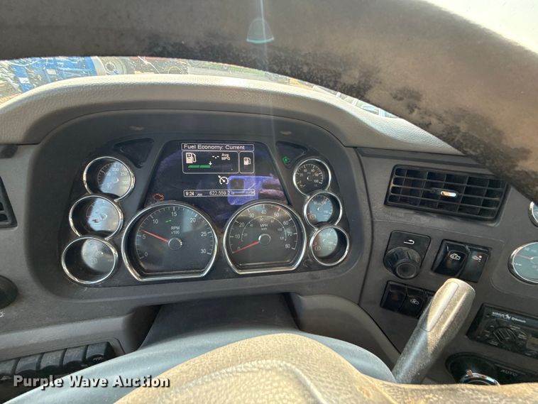 image for item ED4411 2013 Peterbilt 579 semi truck