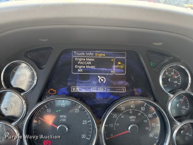 image for item ED4411 2013 Peterbilt 579 semi truck