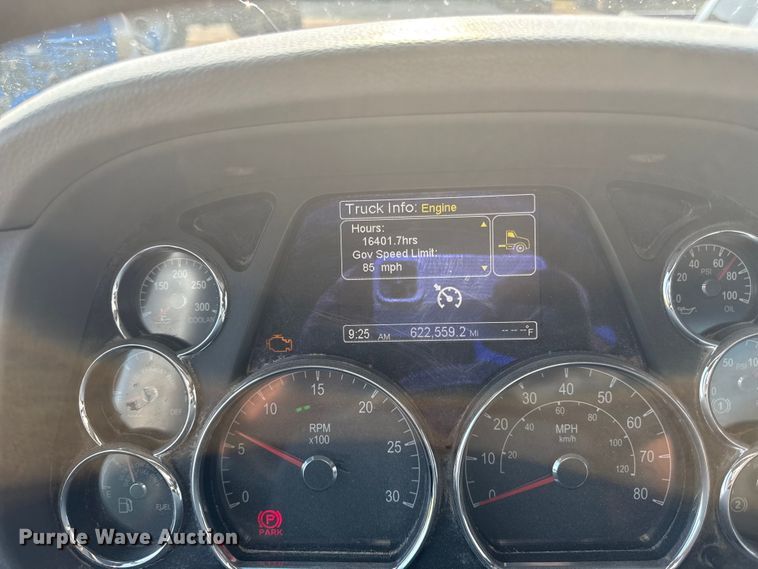 image for item ED4411 2013 Peterbilt 579 semi truck