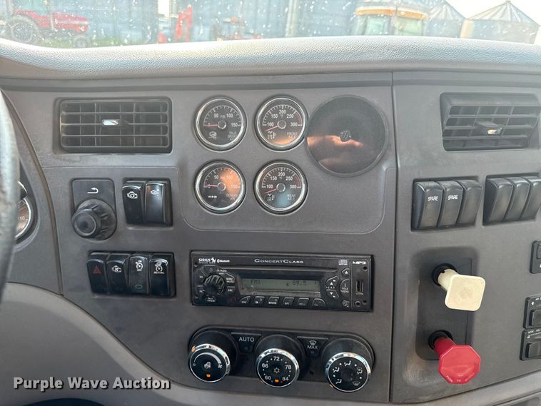 image for item ED4411 2013 Peterbilt 579 semi truck