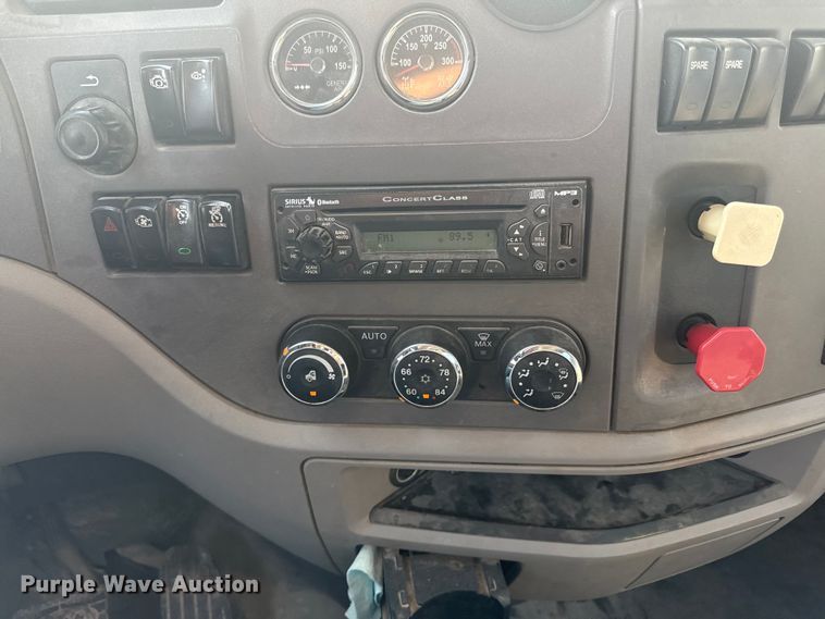 image for item ED4411 2013 Peterbilt 579 semi truck