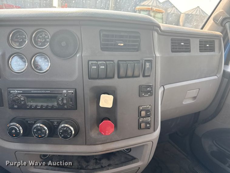 image for item ED4411 2013 Peterbilt 579 semi truck