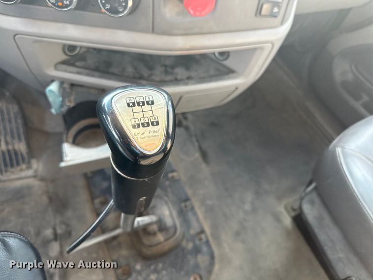 image for item ED4411 2013 Peterbilt 579 semi truck