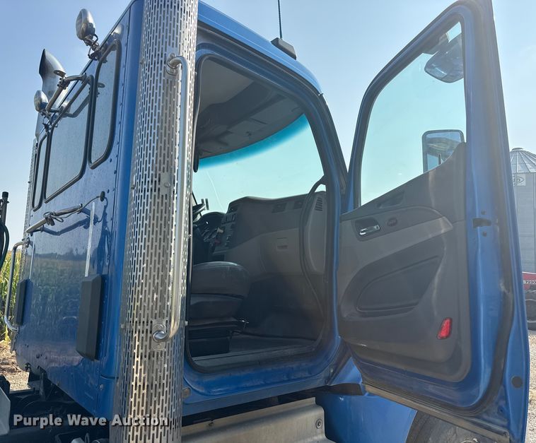 image for item ED4411 2013 Peterbilt 579 semi truck