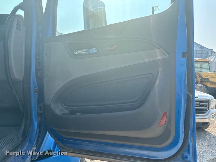 image for item ED4411 2013 Peterbilt 579 semi truck