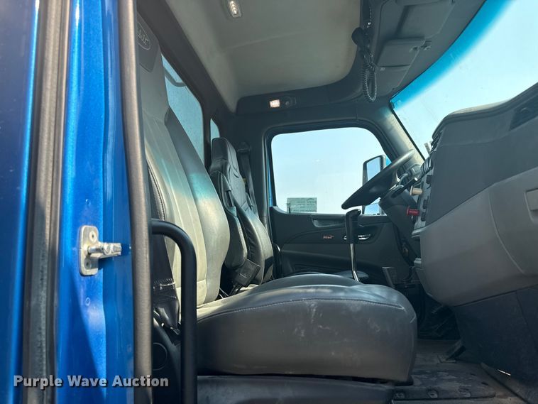 image for item ED4411 2013 Peterbilt 579 semi truck