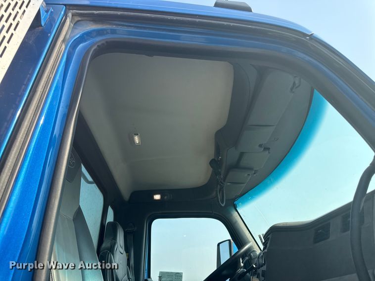 image for item ED4411 2013 Peterbilt 579 semi truck