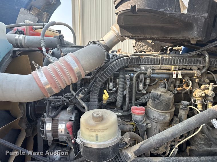 image for item ED4411 2013 Peterbilt 579 semi truck