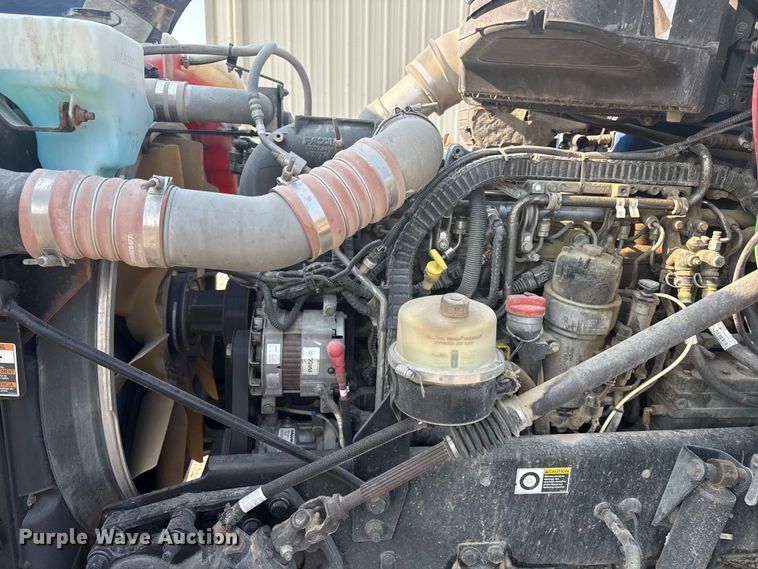 image for item ED4411 2013 Peterbilt 579 semi truck