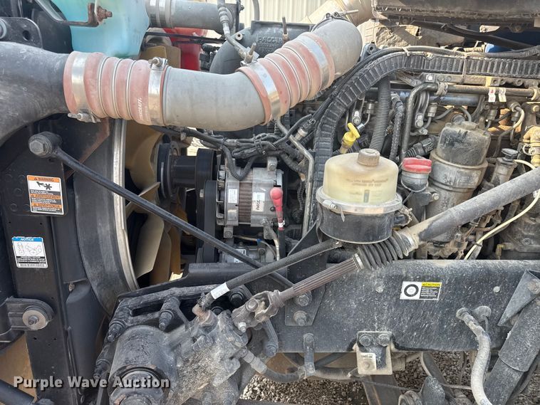 image for item ED4411 2013 Peterbilt 579 semi truck