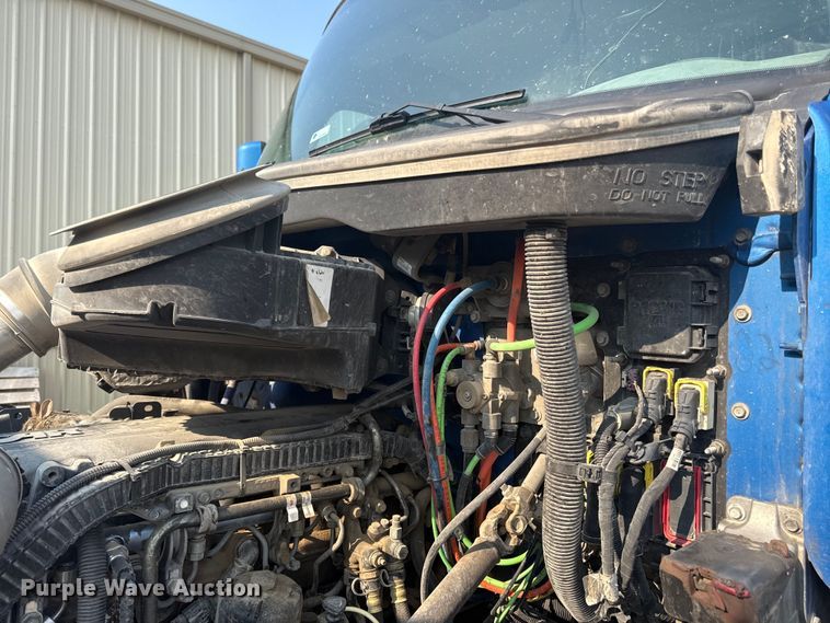 image for item ED4411 2013 Peterbilt 579 semi truck