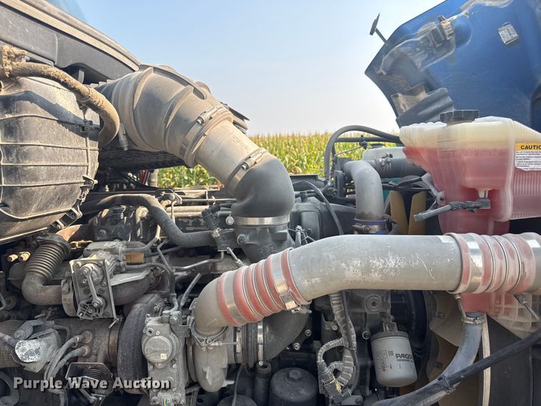 image for item ED4411 2013 Peterbilt 579 semi truck