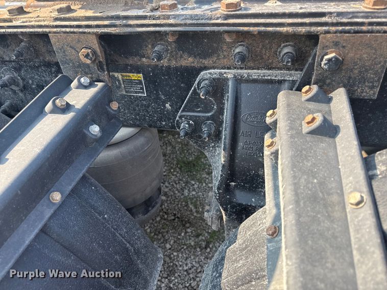 image for item ED4411 2013 Peterbilt 579 semi truck