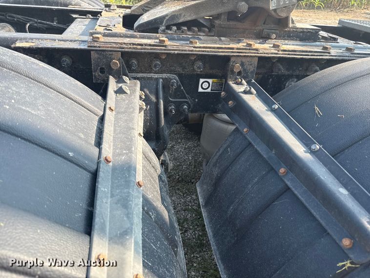 image for item ED4411 2013 Peterbilt 579 semi truck