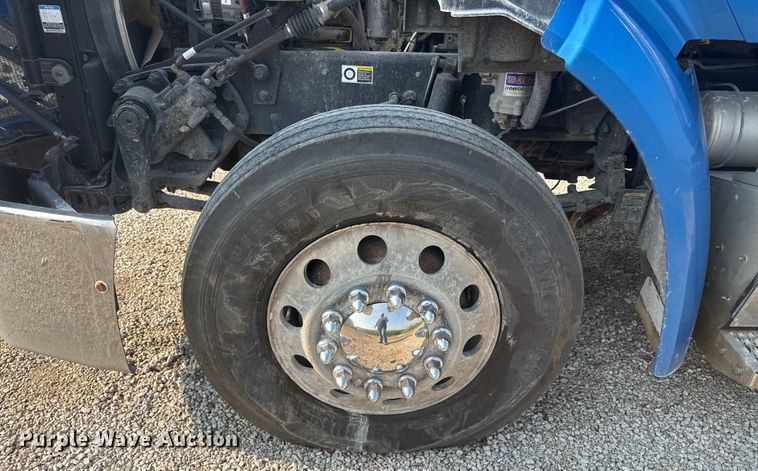 image for item ED4411 2013 Peterbilt 579 semi truck