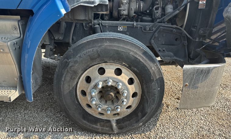 image for item ED4411 2013 Peterbilt 579 semi truck