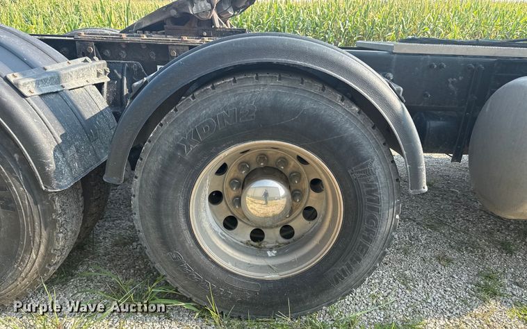 image for item ED4411 2013 Peterbilt 579 semi truck