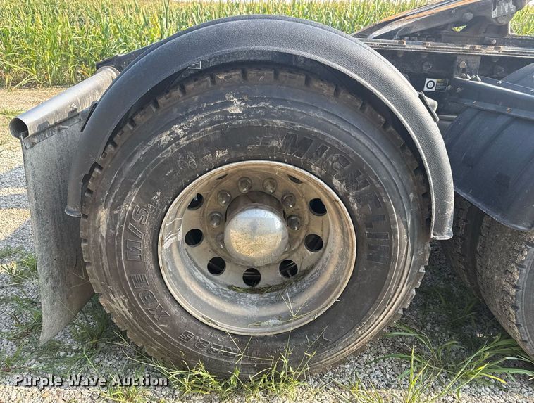 image for item ED4411 2013 Peterbilt 579 semi truck