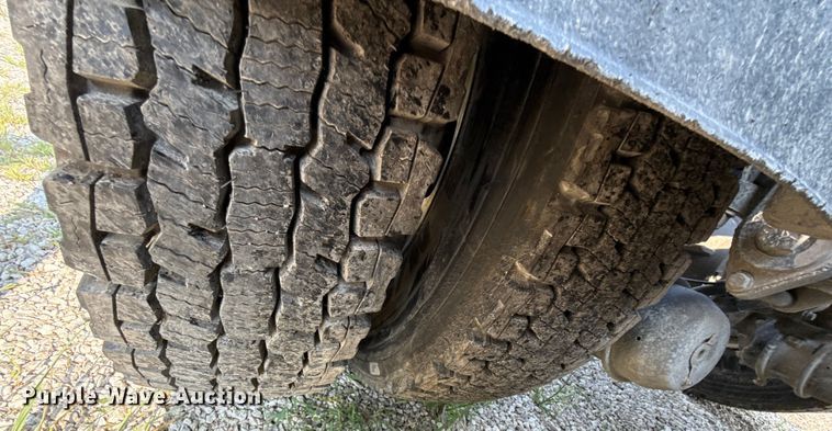 image for item ED4411 2013 Peterbilt 579 semi truck