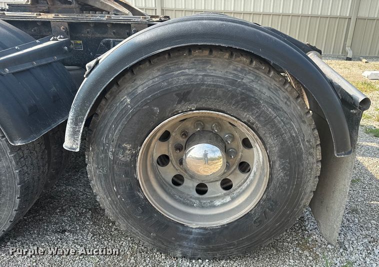 image for item ED4411 2013 Peterbilt 579 semi truck