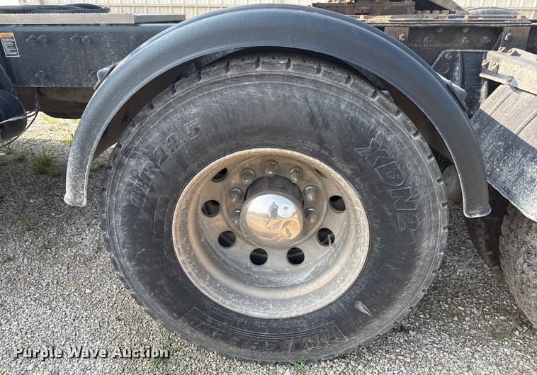 image for item ED4411 2013 Peterbilt 579 semi truck