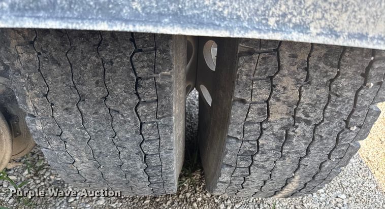 image for item ED4411 2013 Peterbilt 579 semi truck