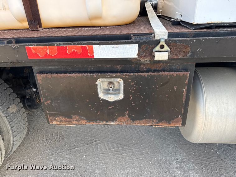 image for item ED5851 2007 Peterbilt 335 flatbed truck