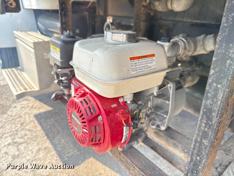 image for item ED5851 2007 Peterbilt 335 flatbed truck