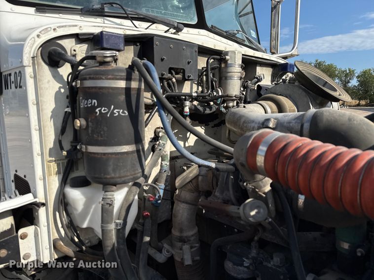 image for item ED5851 2007 Peterbilt 335 flatbed truck