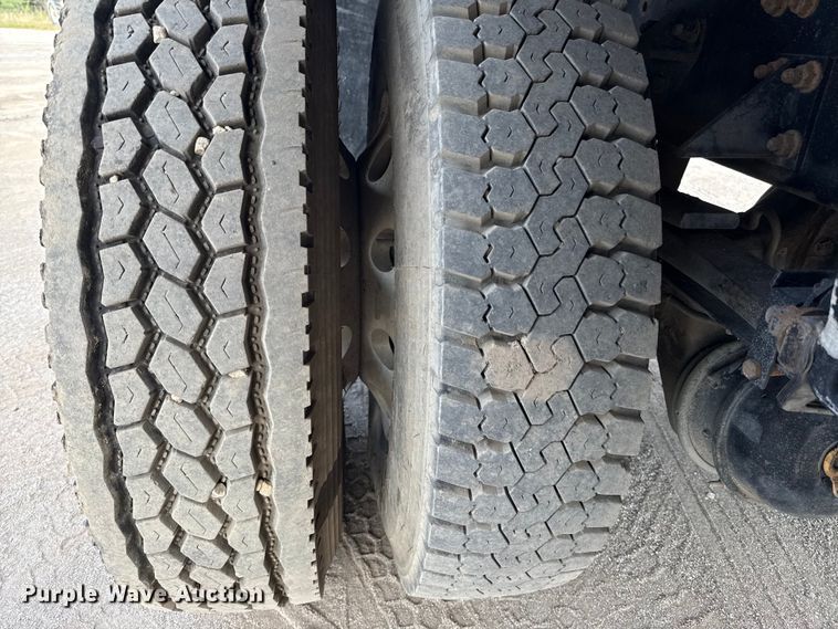 image for item ED5851 2007 Peterbilt 335 flatbed truck