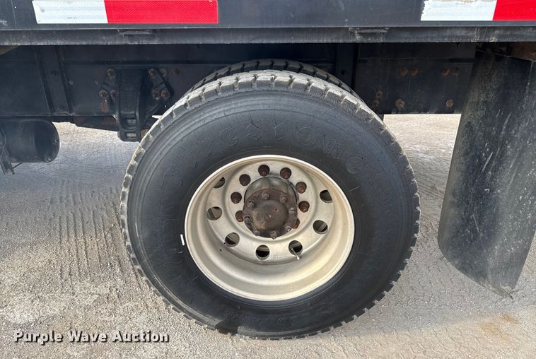 image for item ED5851 2007 Peterbilt 335 flatbed truck