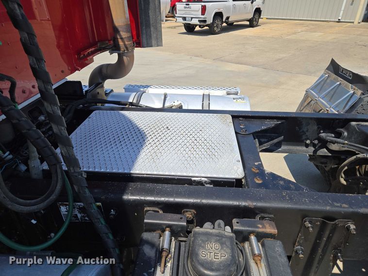 image for item EF1853 2012 Kenworth T660 semi truck